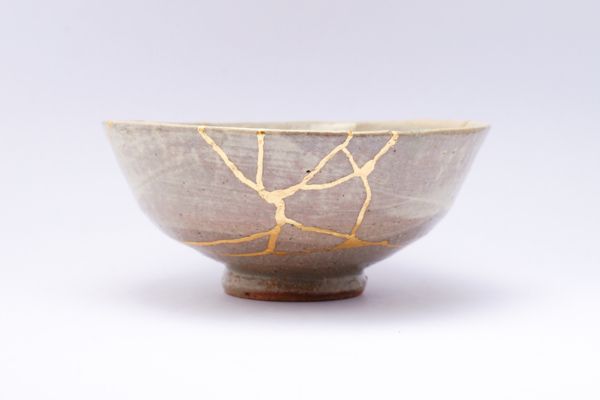 Kintsugi Antica ciotola giapponese rotta riparata con oro.