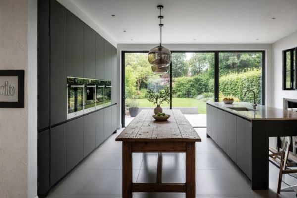 Un tavolo antico in una cucina moderna