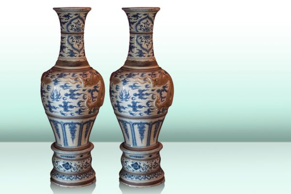 Vista frontale antico due vaso di ceramica 