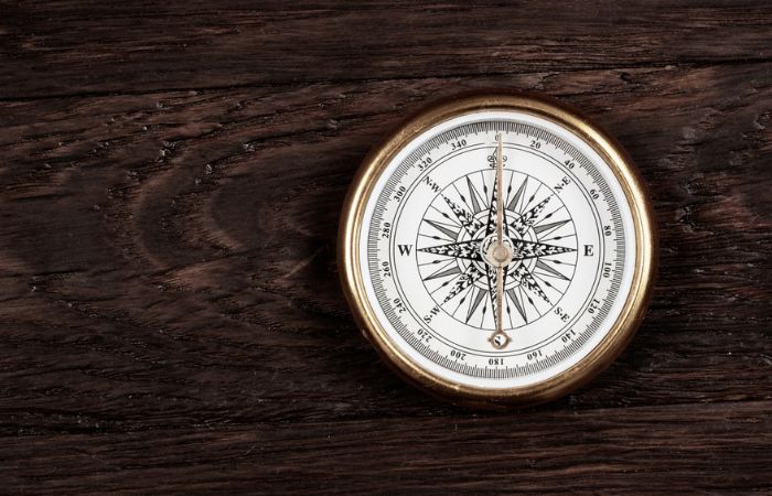 Strumenti scientifici antichi: dalla bussola al microscopio — un viaggio nella storia della scienza